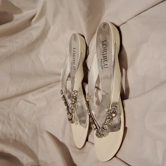 White patent leather embellished rhinestone flip flop thongs - Picture 2 of 6